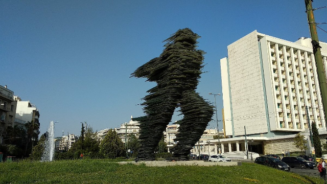 ドロメアス、アテネのガラスのランナー：動く彫刻 - Athens | Secret World Trip Planner