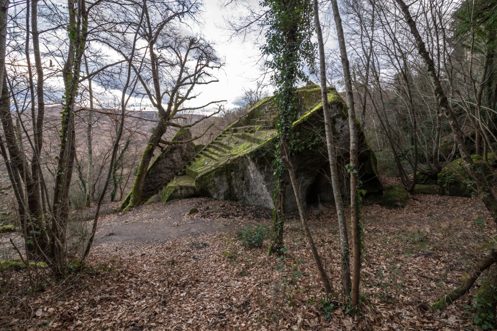 Den Etruskiska Pyramiden  - Bomarzo | Secret World Trip Planner
