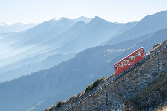 ലാ ഫ്യൂനികുലാരെ നീസെൻബാൻ - Aeschi bei Spiez | Secret World Trip Planner
