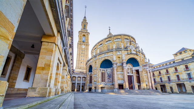 أكبر كنيسة بيضاوية في العالم - Gijón | Secret World Trip Planner