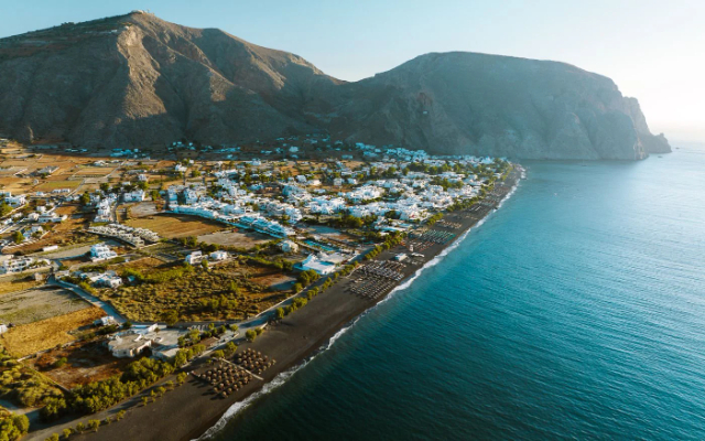 Paralia Perissa: wulkaniczne arcydzieło w czarnym piasku na Santorini - Paralia Perissa | Secret World Trip Planner