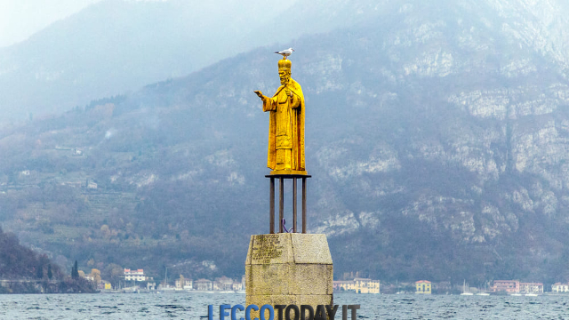 Statue des Heiligen Nikolaus - Piazza Antonio Stoppani | Secret World Trip Planner