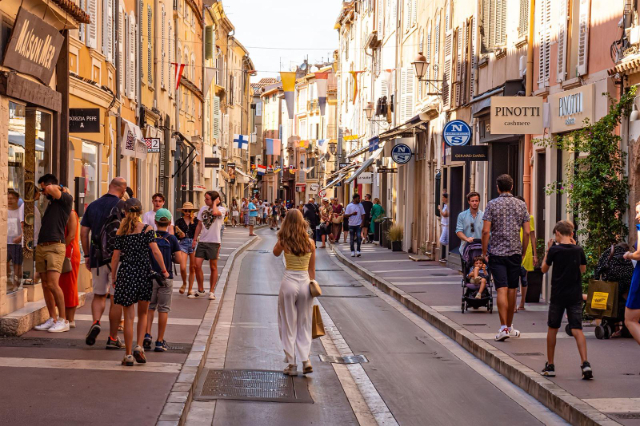 Rue Gambetta, a rúa comercial - Saint-Tropez | Secret World Trip Planner