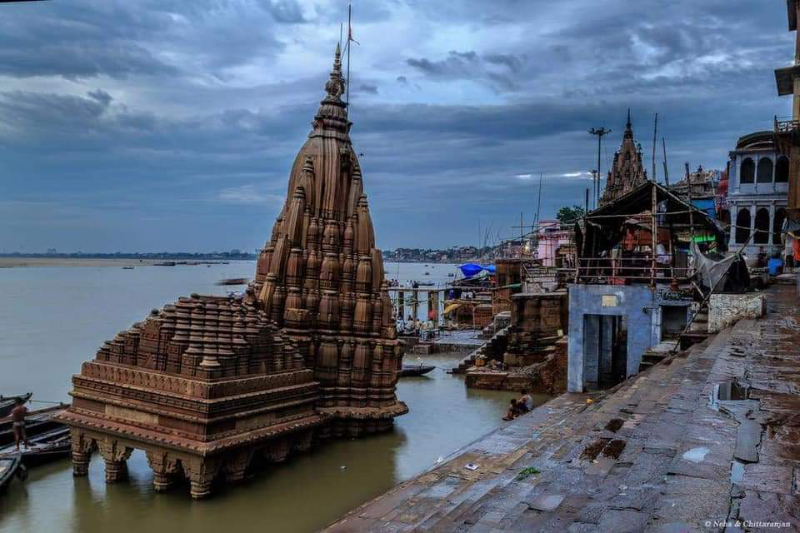 Ratneshwar Mahadev, el templo inclinado de Varanasi — Dayal Mahuva