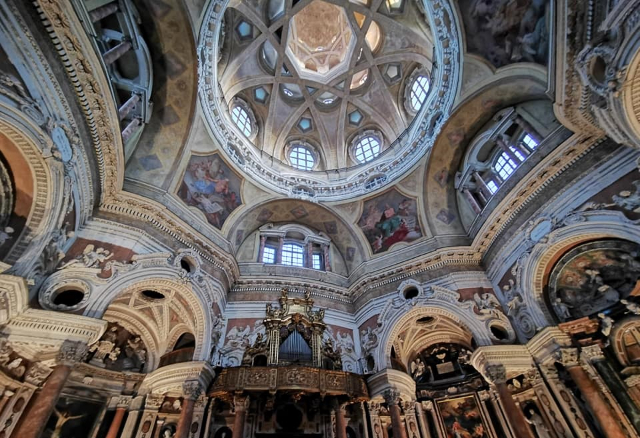 സാൻ ലോറെൻസോയിലെ റോയൽ ചർച്ച് - Torino | Secret World Trip Planner
