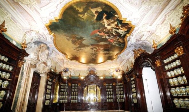 Museum Seni Sanitasi dan Farmasi yang Tak Tersembuhkan - Napoli | Secret World Trip Planner