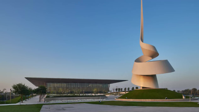 Le rouleau, une sculpture monumentale conçue par Gerry Judah - Sharjah | Secret World Trip Planner