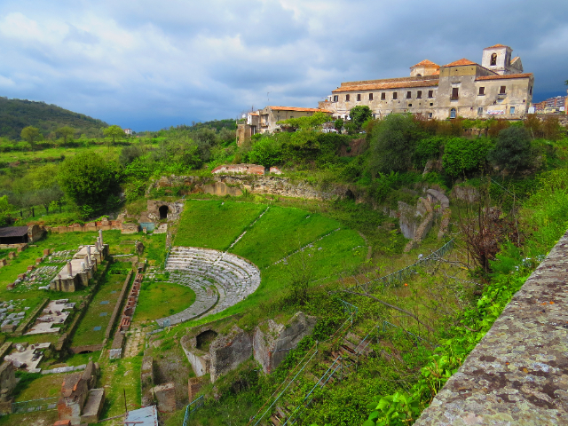 El Teatro Romano de Sessa Aurunca: Una joya arqueológica de Campania - Sessa Aurunca | Secret World Trip Planner
