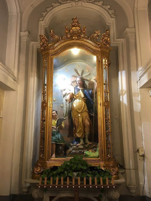 VVa' a vasà 'o pesce 'e San Rafèle: Tra sacro e profano a Napoli - Napoli | Secret World Trip Planner