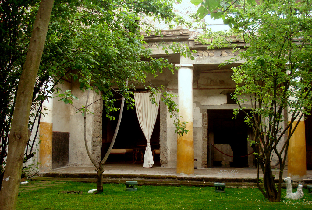 ਜੂਲੀਆ ਰਗੜਨ - Via dell’Abbondanza | Secret World Trip Planner