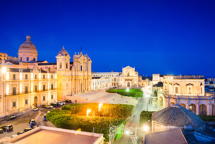 टाउन हॉल स्क्वायर - Noto | Secret World Trip Planner