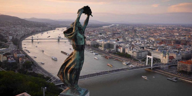 Patung Liberty - Budapest | Secret World Trip Planner
