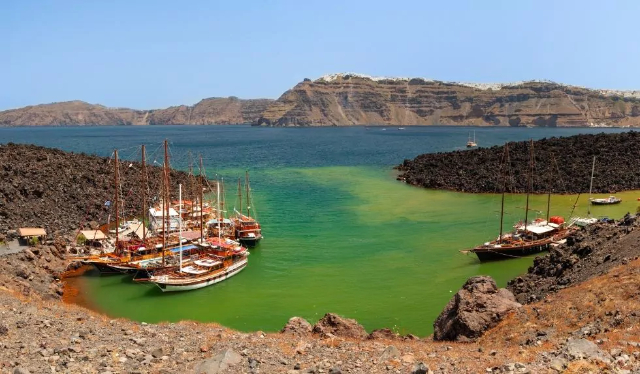 Gita in barca sul vulcano Santorini: Un viaggio attraverso il cuore della Caldera - Santorini | Secret World Trip Planner