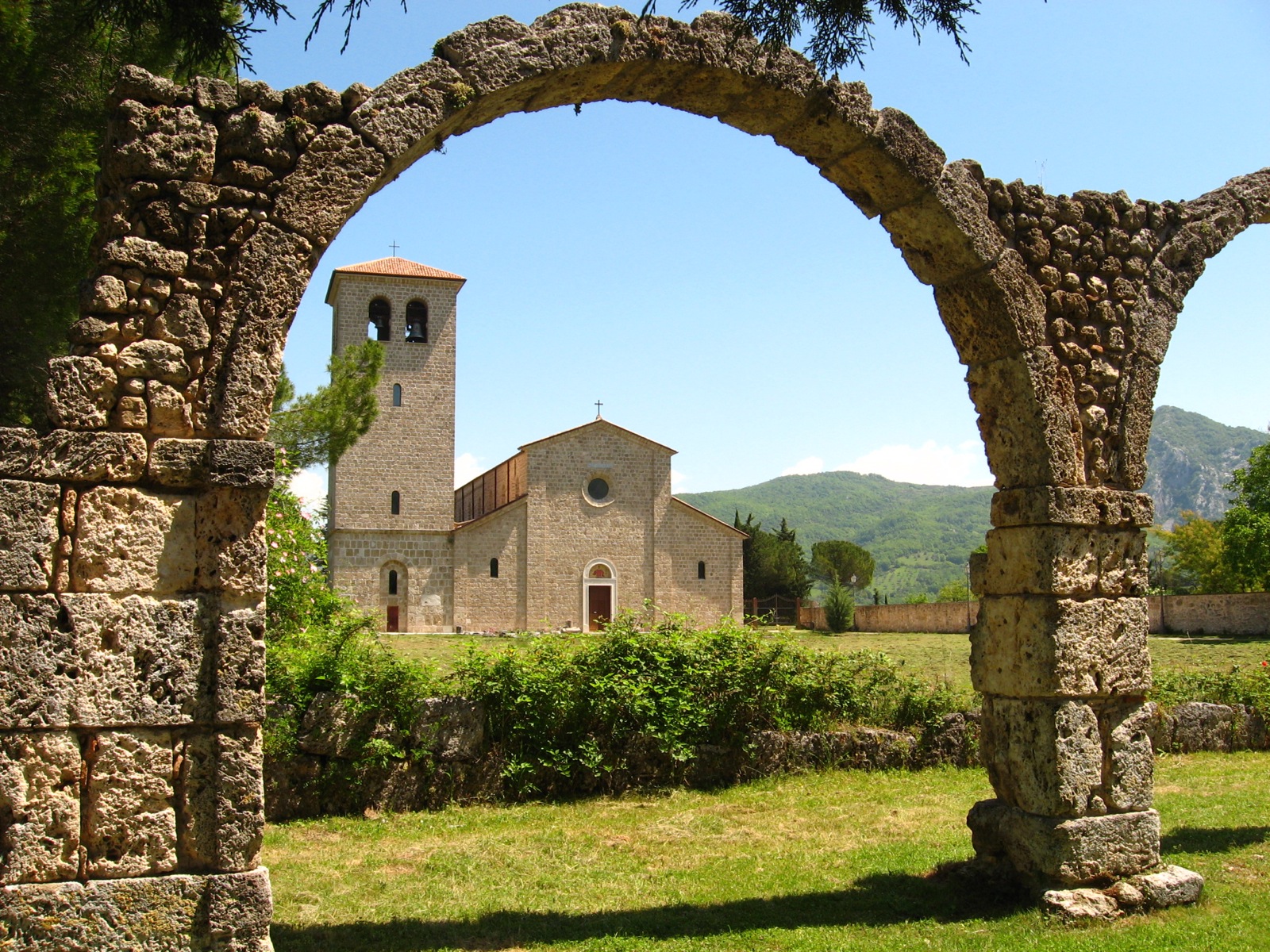 Abtei von San Vincenzo al Volturno - Cerro al Volturno IS | Secret World Trip Planner