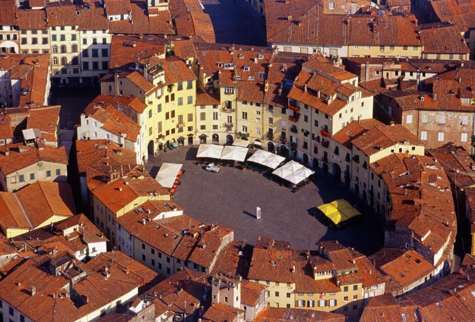 Piazza Anfiteatro, അടച്ച square of Lucca - Lucca | Secret World Trip Planner