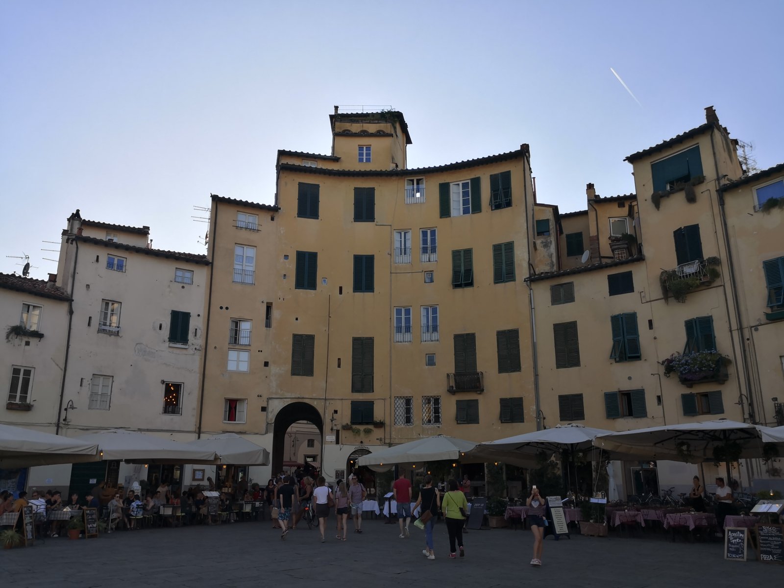 Piazza Anfiteatro, അടച്ച square of Lucca - Lucca | Secret World Trip Planner