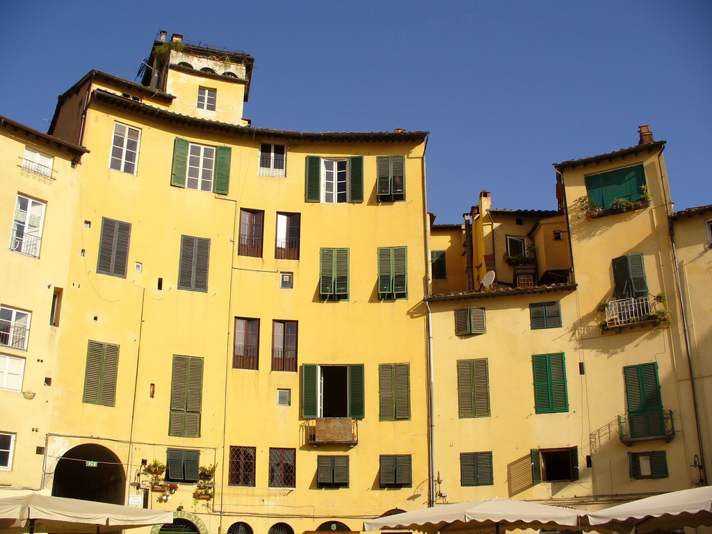 Piazza Anfiteatro, അടച്ച square of Lucca - Lucca | Secret World Trip Planner