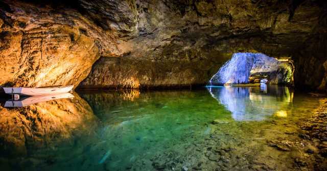 Požeminis Saint-Leonard ežeras - Saint-Léonard | Secret World Trip Planner