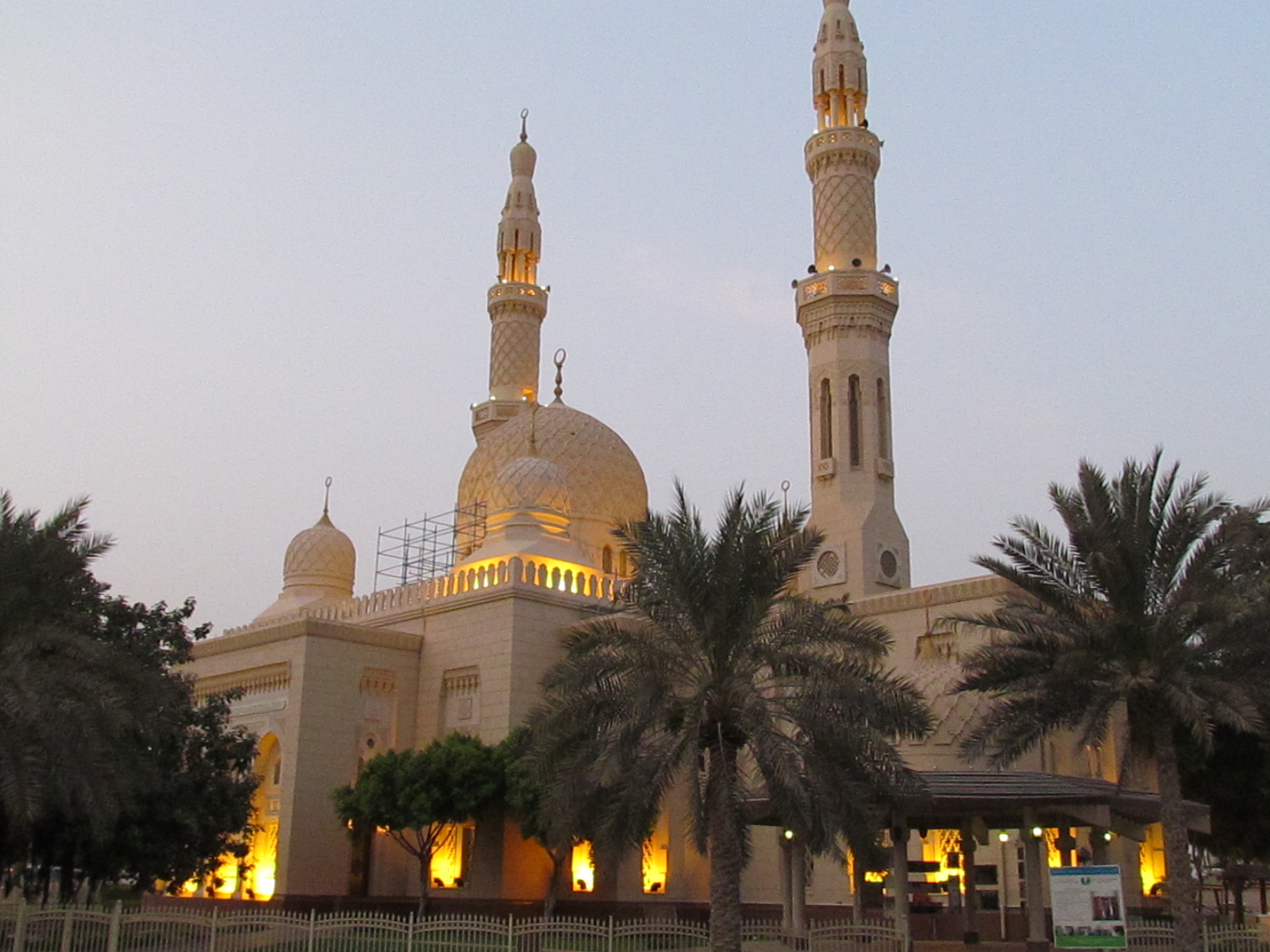 La Mezquita de Jumeirah es una mezquita grandiosa en Dubai - Dubai | Secret World Trip Planner