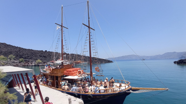 Excursion en bateau sur le volcan de Santorin : Un voyage au cœur de la caldeira - Santorini | Secret World Trip Planner