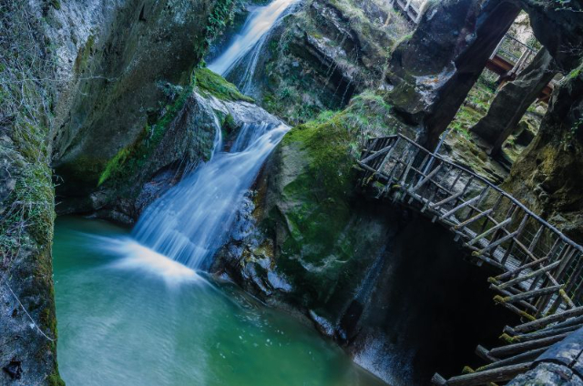 Caglieron குகைகள் - Via Grotte del Caglieron | Secret World Trip Planner