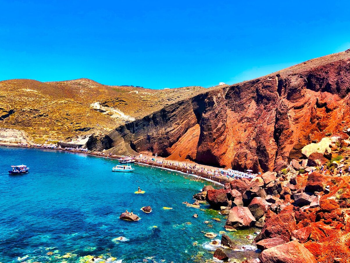 Özellikle yaz aylarında en güzel ve kalabalık plajlardan biri kırmızıdır - Red beach | Secret World Trip Planner