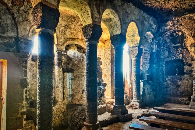 Jonas Caves, - Saint-Pierre-Colamine | Secret World Trip Planner