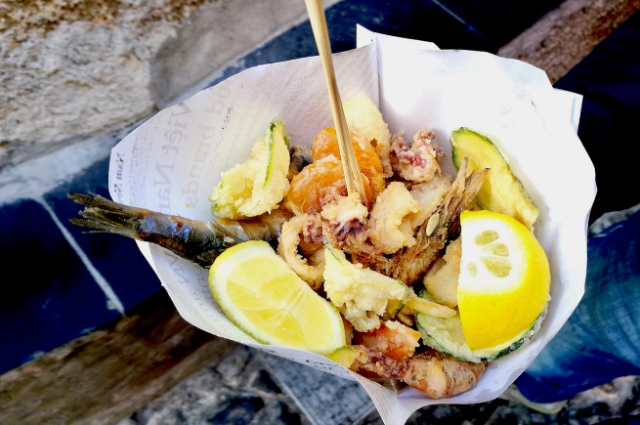Calamares fritos y anchoas - Genova | Secret World Trip Planner