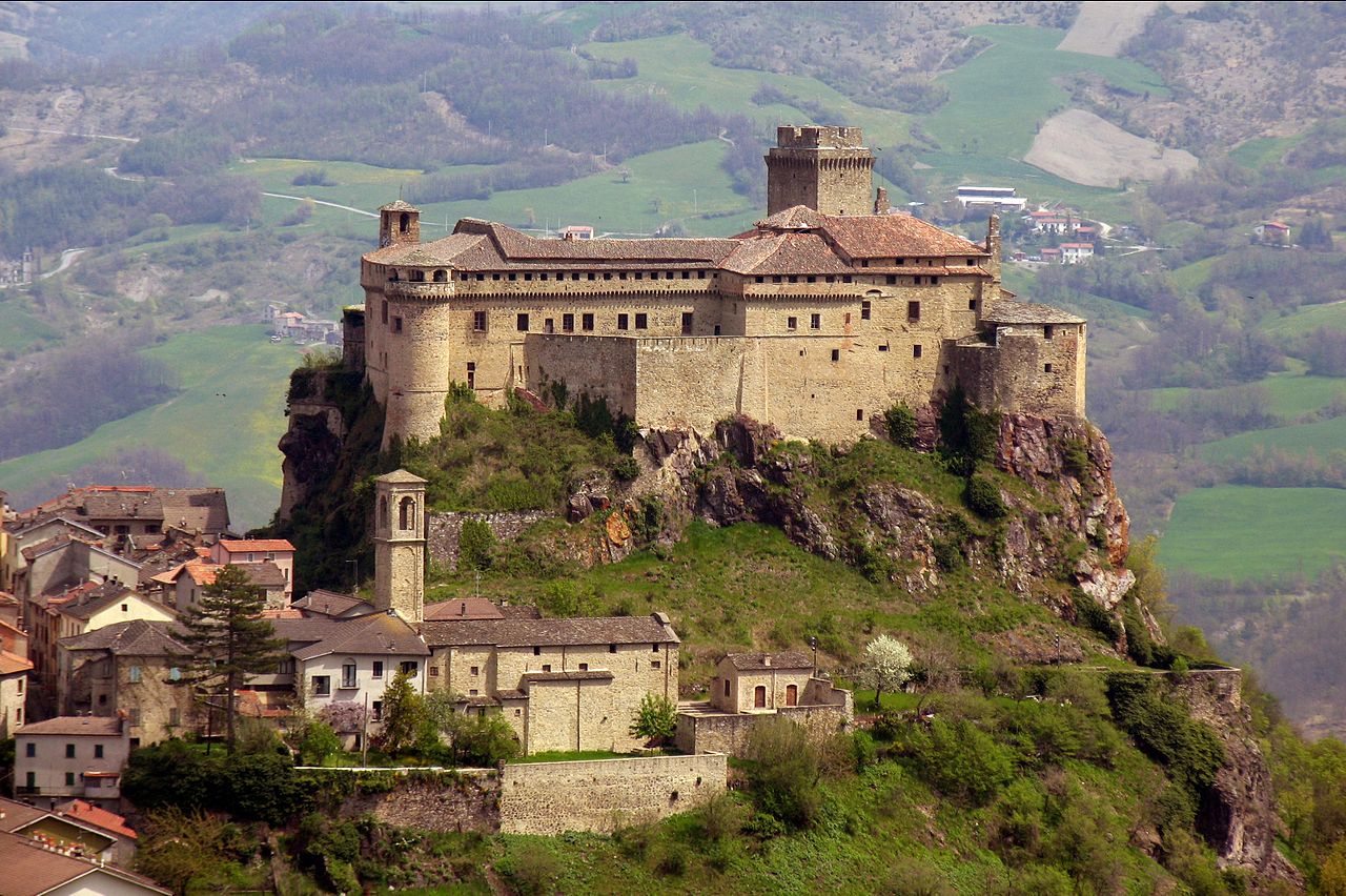 Castillo de Bardi - Valle de Ceno - Bardi | Secret World Trip Planner