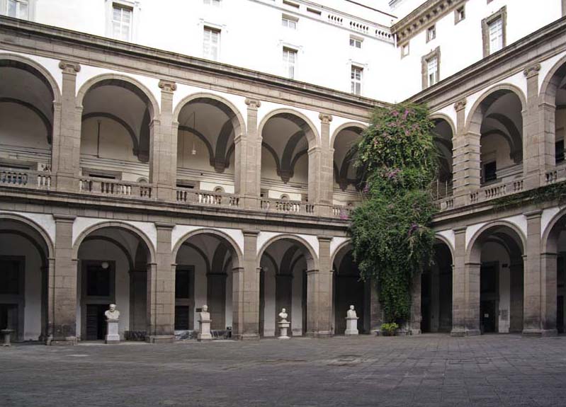 Casa do salvador - patio das estatuas - Napoli | Secret World Trip Planner