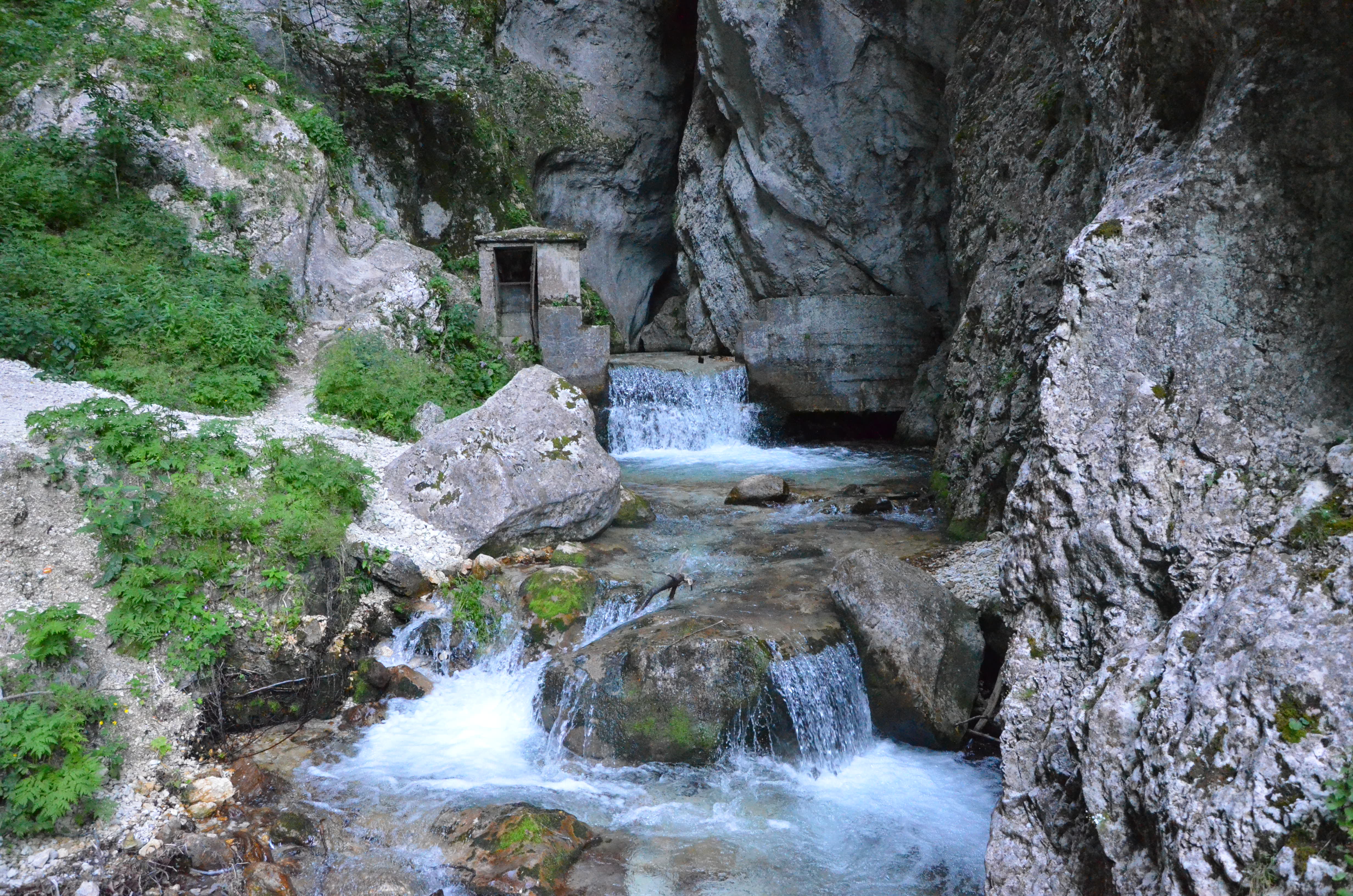 Infernaccioklyftan och S:t Leonards eremitage - Montefortino | Secret World Trip Planner