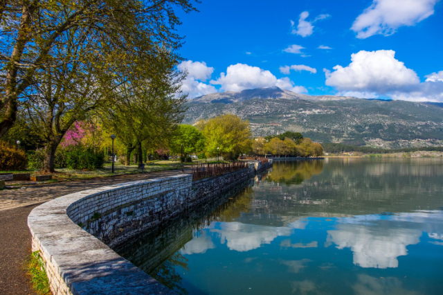Lac Pamvotida : les eaux enchanteresses de Ioannina — Lake Pamvotida
