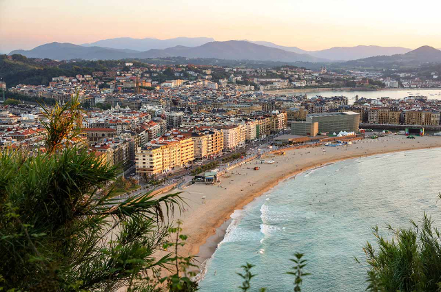 အဆီ - Donostia | Secret World Trip Planner
