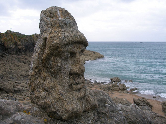 Sculpturile în stâncă ale abate Foure - Saint-Malo | Secret World Trip Planner