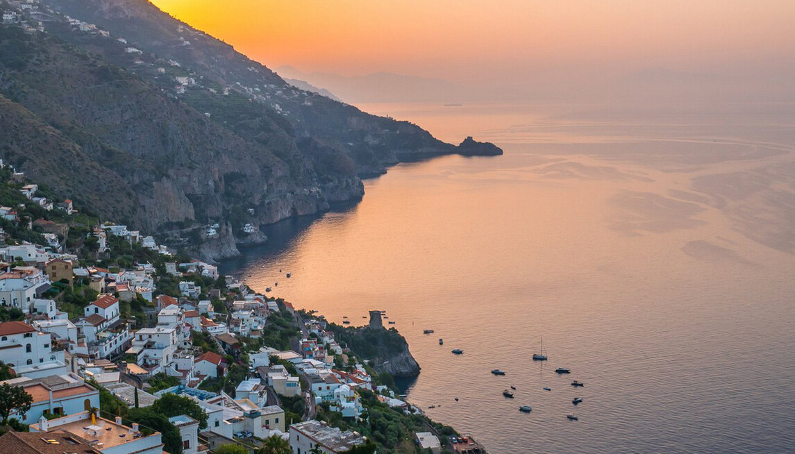 در مقابل به Positano, پرایانو با احتیاط و سکوت است - Praiano | Secret World Trip Planner