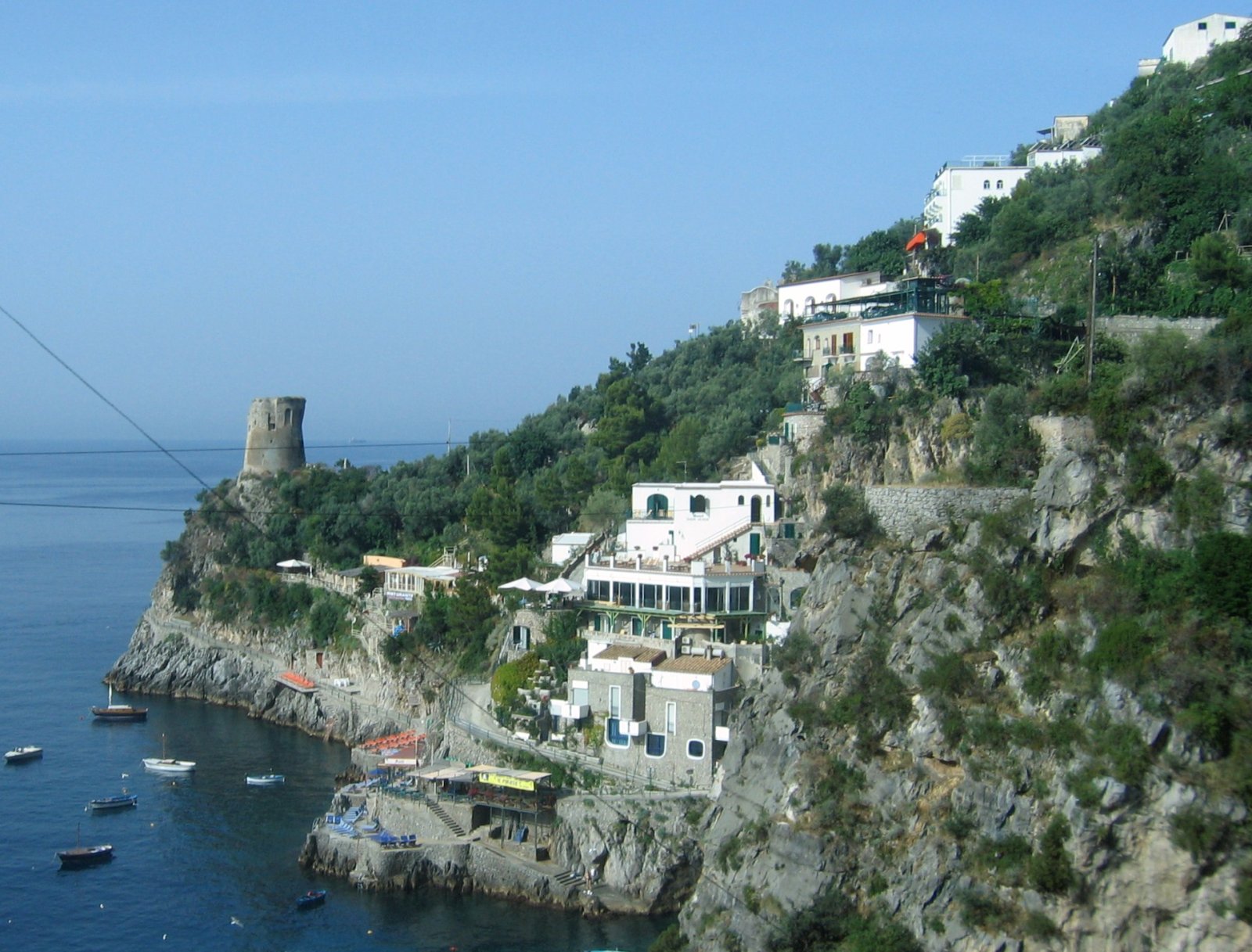 در مقابل به Positano, پرایانو با احتیاط و سکوت است - Praiano | Secret World Trip Planner