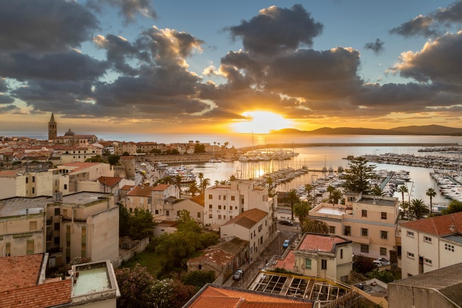 Contemplar la puesta de sol desde las murallas de Alghero — Alghero