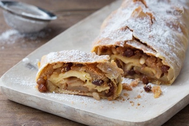 שטרודל תפוחים (Apfelstrudel)) - Trentino-Alto Adige | Secret World Trip Planner