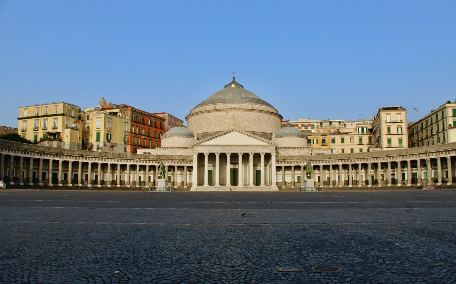 Bazilika San Francesca di Paole v Neaplju - Napoli | Secret World Trip Planner