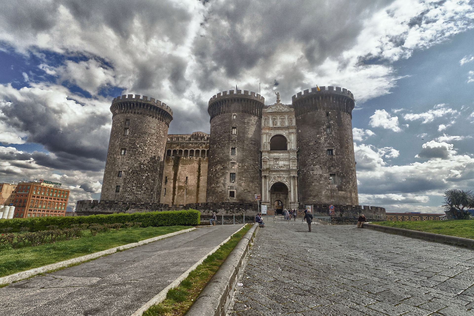 Neapelj / Castel Nuovo znan tudi kot Maschio Angioino - Napoli | Secret World Trip Planner