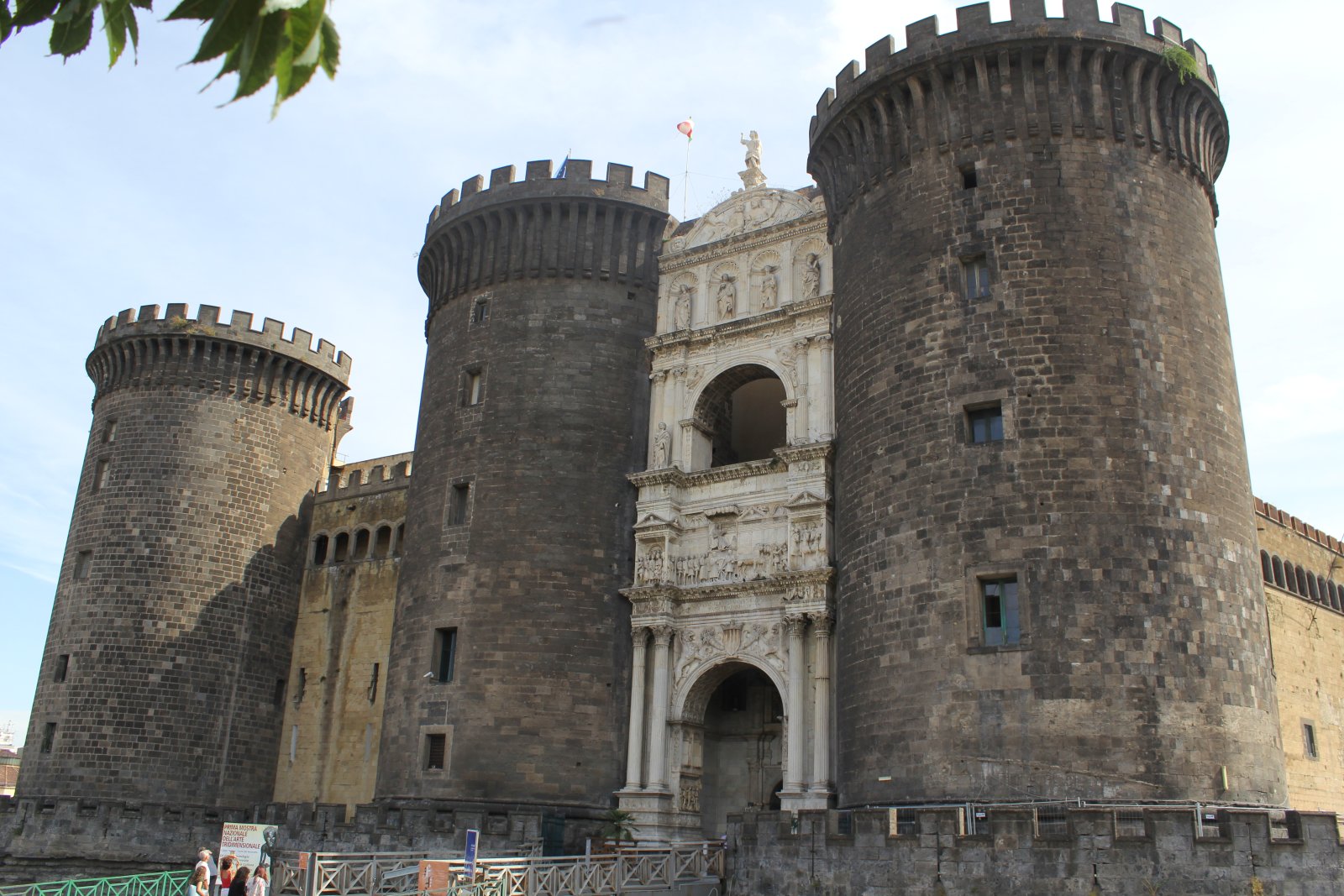 Neapelj / Castel Nuovo znan tudi kot Maschio Angioino - Napoli | Secret World Trip Planner