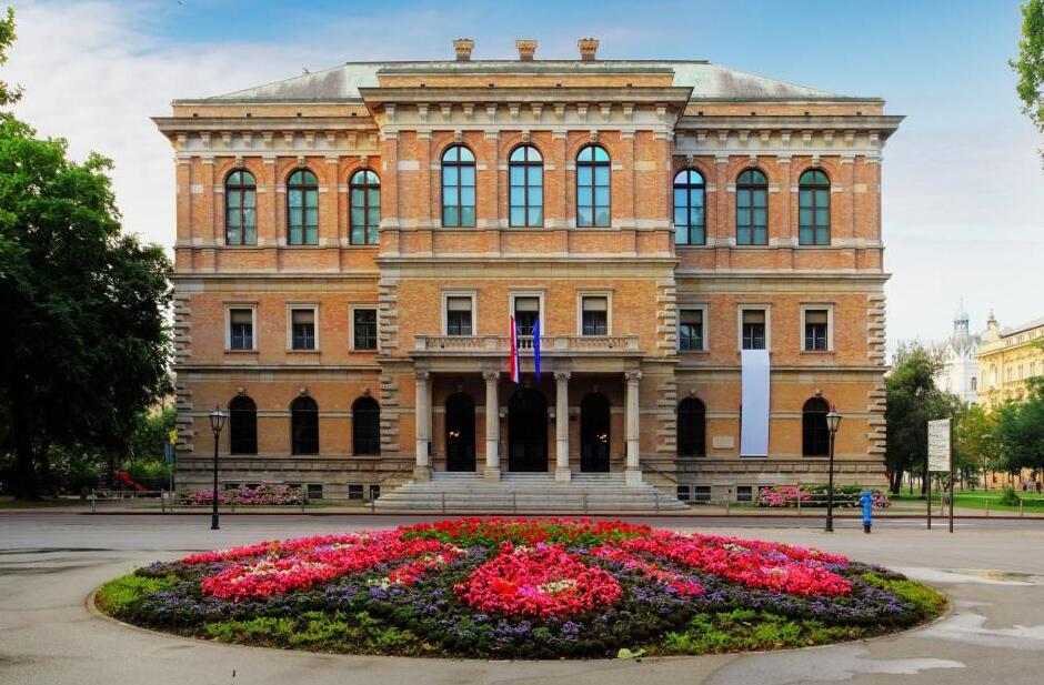 Zagreb: Strossmayer Galeria Zaharra Maisu - Zagreb | Secret World Trip Planner