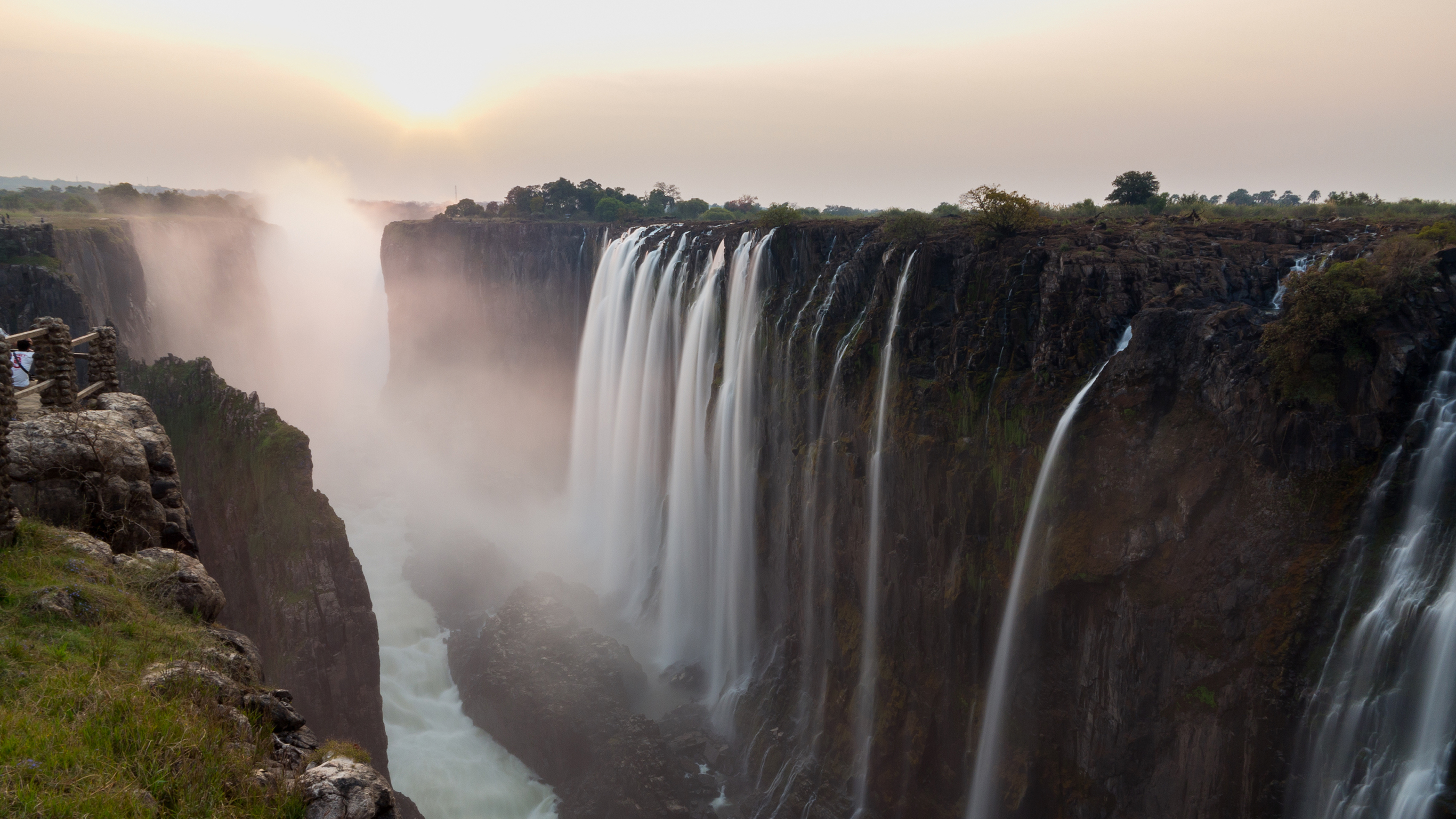 La magia de las cataratas Victoria - Livingstone | Secret World Trip Planner