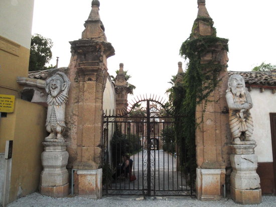 Villa Palagonia, également connue sous le nom de Villa des monstres - Bagheria | Secret World Trip Planner