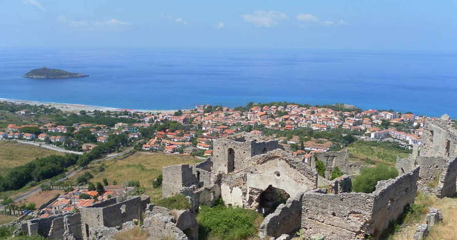 El pueblo fantasma de la vieja Cirella - Cirella | Secret World Trip Planner