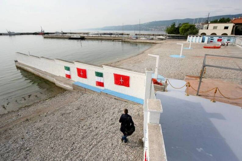 Die Laterne, der Strand, an dem Männer und Frauen getrennt sind - Trieste | Secret World Trip Planner