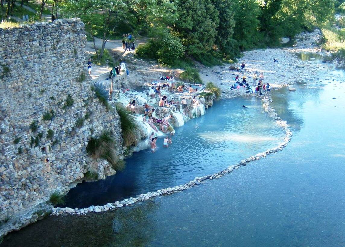 حمامات مجانية قديمة من بيتريولو - Strada Provinciale di Petriolo | Secret World Trip Planner