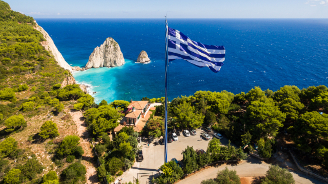 La historia de la bandera griega más grande del mundo en Zákynthos - Keri | Secret World Trip Planner