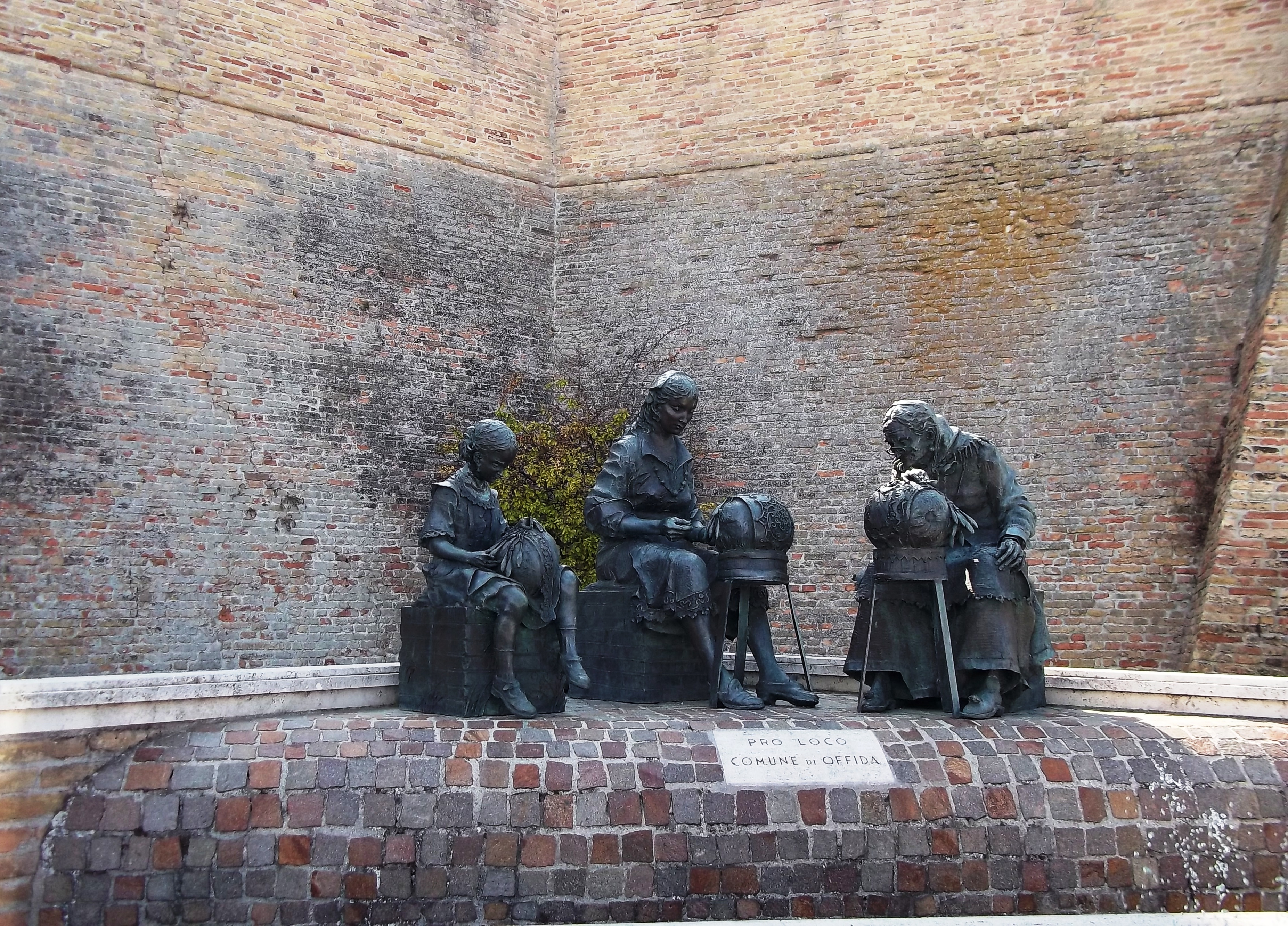 Monument de la fontaine de la Dentellière - Offida | Secret World Trip Planner