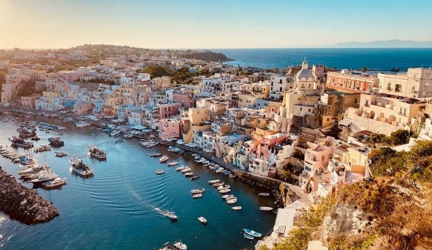 Corricella, el hermoso y pequeño puerto de Procida - Procida | Secret World Trip Planner